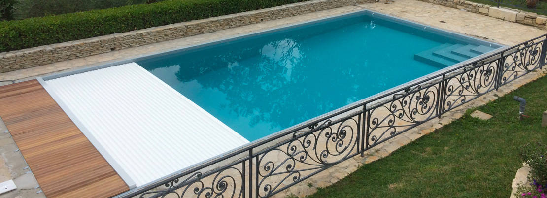 Volet piscine immergé avec caillebotis hors d'eau en bois exotique